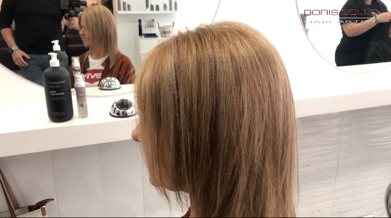 Como dar movimiento a un cabello rubio desgastado